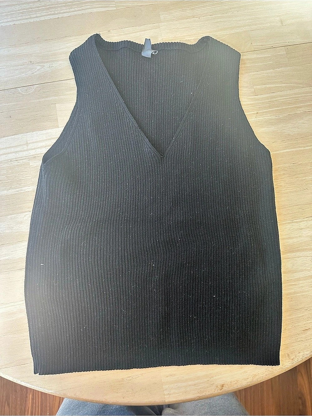 Aritzia Ribbed V-Neck Tank Top Size Medium Like New